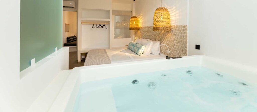 Séjournez dans des appartements avec jacuzzi à Paros chez LOFTS the village summer apartments. Cour privée, confort, détente et moments de bien-être uniques !